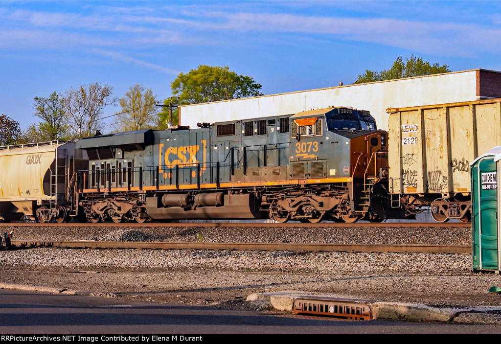 CSX 3073 on M-404